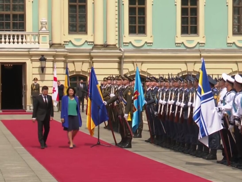 Президентка Грузії зустрілася з Зеленським. Почесна варта “кинула” піхви їй до ніг (ВІДЕО)