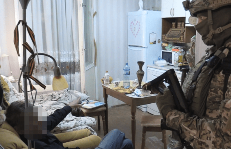 У Києві чоловік заліз через вікно до квартири та взяв її власницю в заручники (ФОТО)