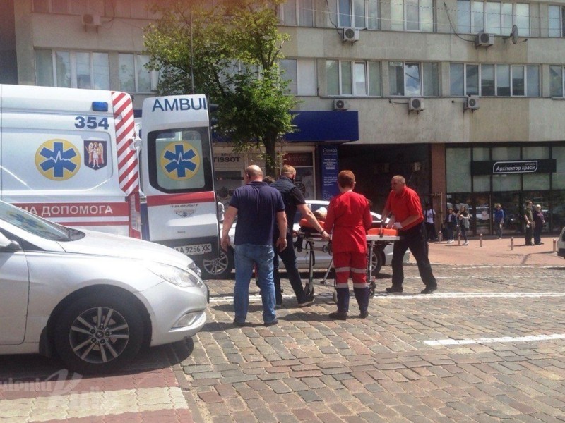 На “зебрі” у центрі Києва автомобіль збив жінку (ФОТО)