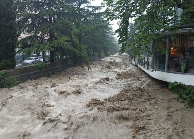 “Ялта. Зараз. Дали воду”. Депутат Київради Ємець відреагував на потоп в Ялті (ВІДЕО)