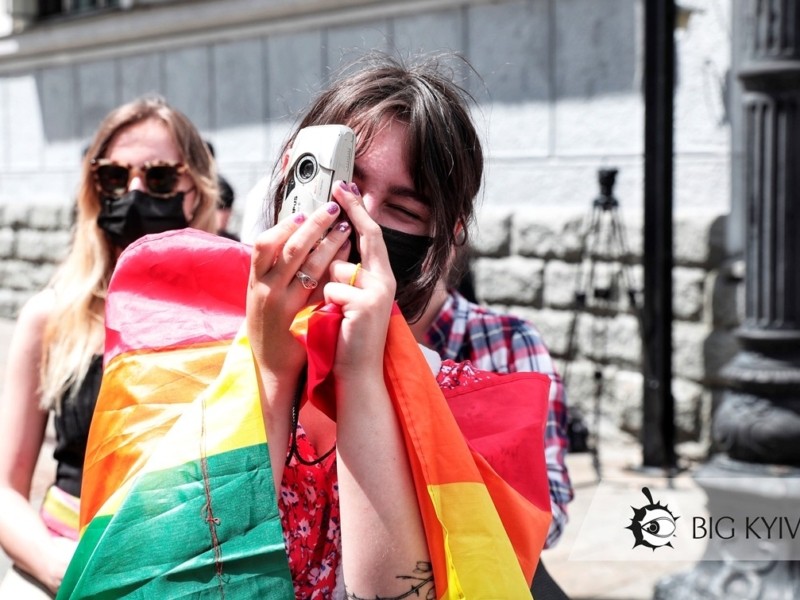 Приватбанк випустив карти на підтримку ЛГБТ – клієнти проти і запустили флешмоб (ФОТО, ВІДЕО)