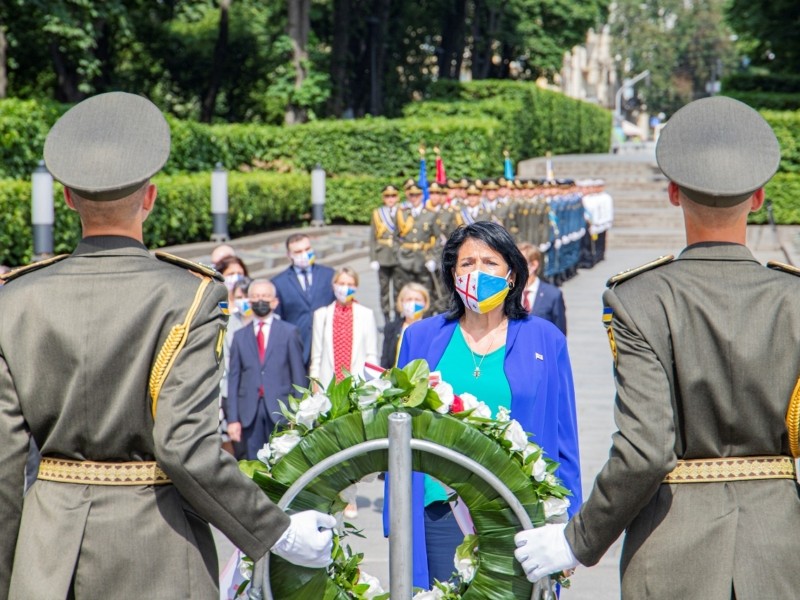 Президентка Грузії вшанувала в Києві пам’ять загиблих у Другій світовій війні (ФОТО)