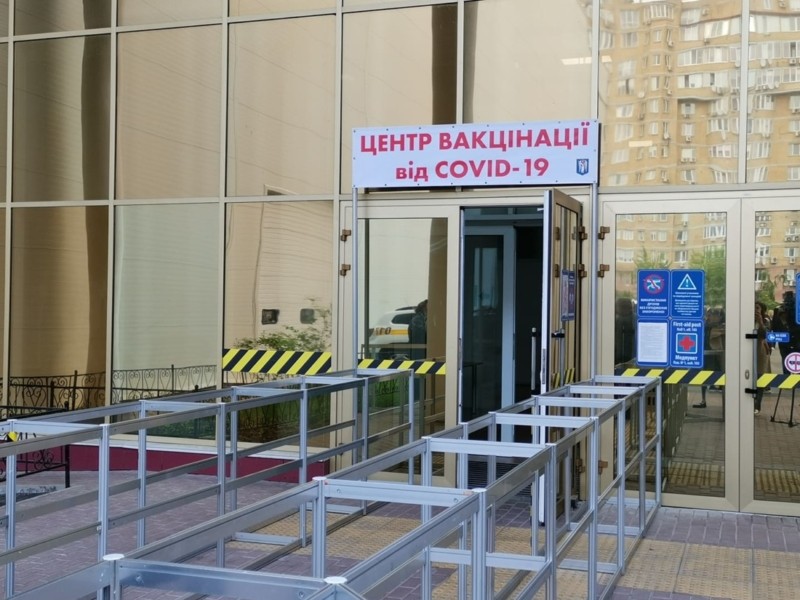 Київський центр вакцинації працюватиме у вихідні, але не довго: деталі