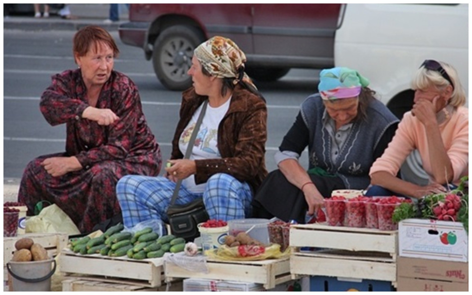 Продажа людей в россии. Торговля на рынке. Бабки на базаре. Бабушка на рынке. Старушка на рынке.