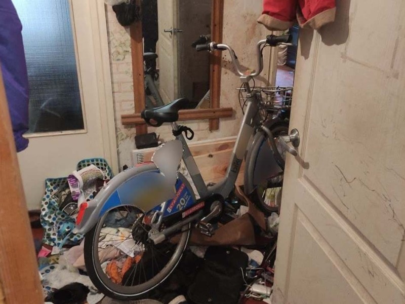У Києві чоловік зносив додому прокатні велосипеди (ФОТО)