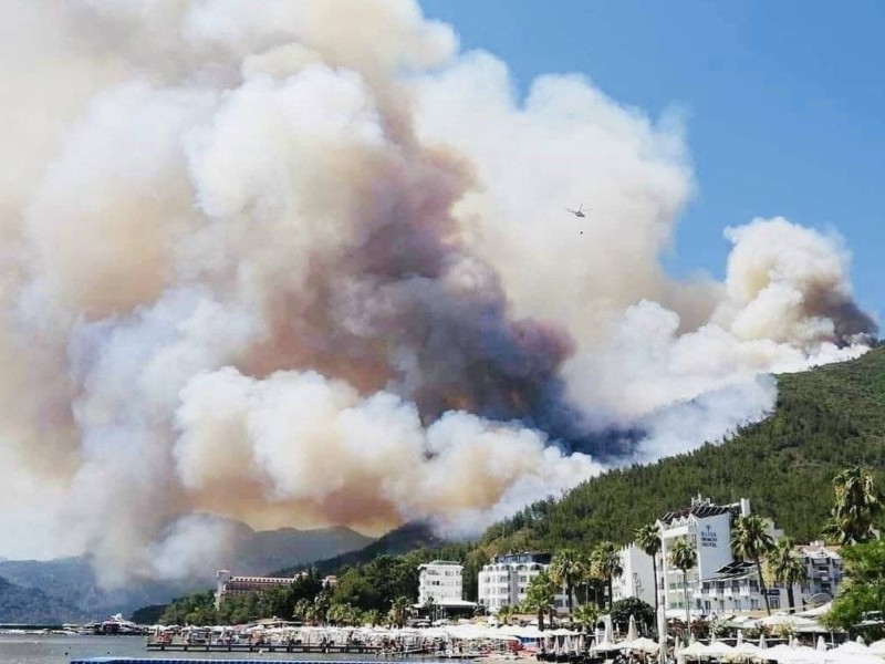 Масштабні лісові пожежі спалахнули на турецькому курорті Мармаріс – що з українцями
