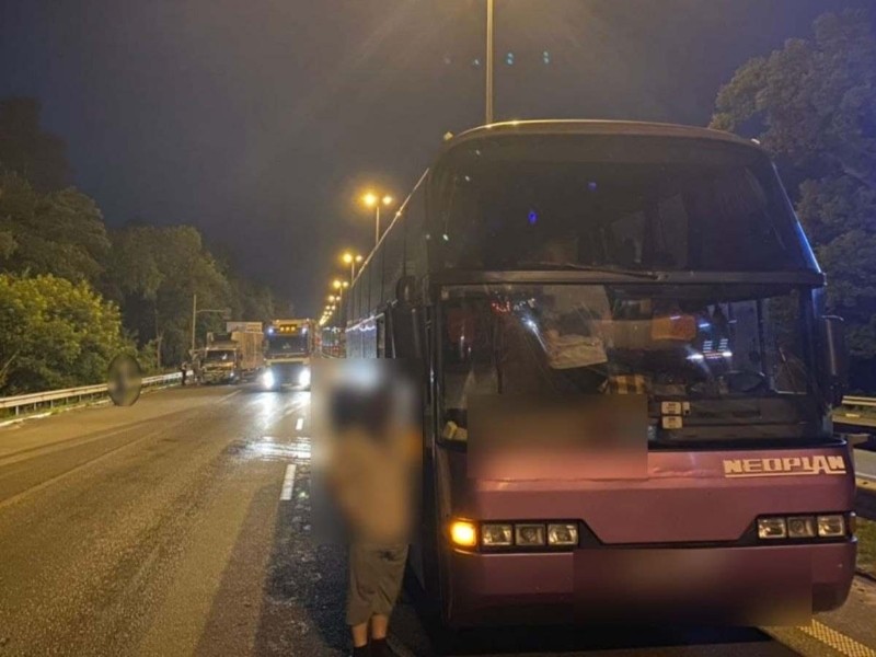 На трасі під Києвом вантажівка влетіла в автобус з 40 пасажирами (ФОТО)