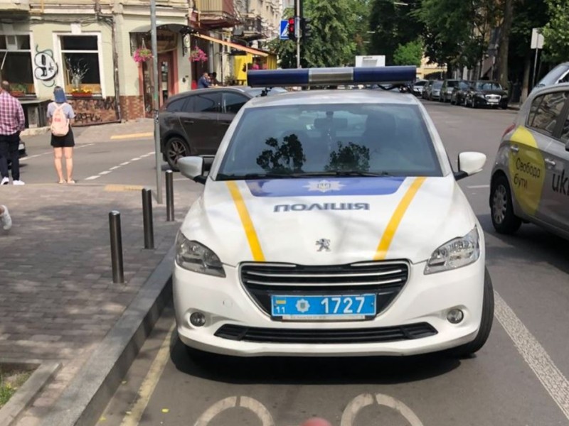 Поліцейську автівку припаркували на велосипедній доріжці – ФОТО