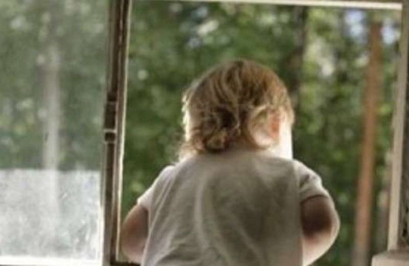 Поки батьки спали. На Троєщині 3-річна дитина повикидала з вікна домашні речі