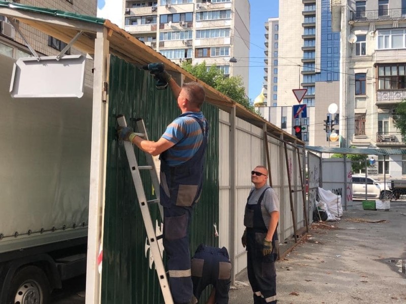 Біля будівлі “Квіти України” демонтують паркан – що сталось
