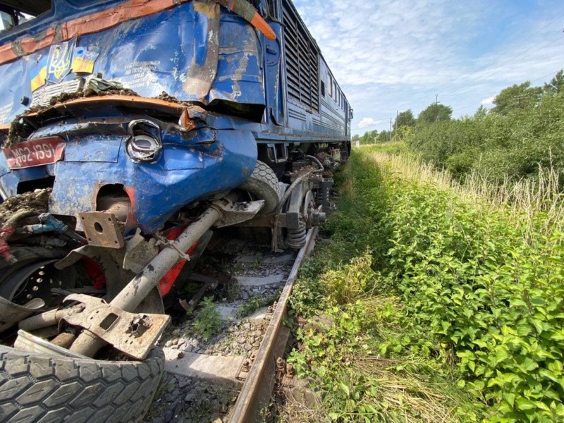 Приїхали: поїзд із Києва зіштовхнувся із вантажівкою на Закарпатті