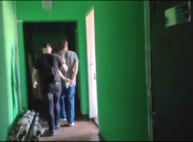 Різник зі стажем: на Київщині лікар порізав ножем перехожого
