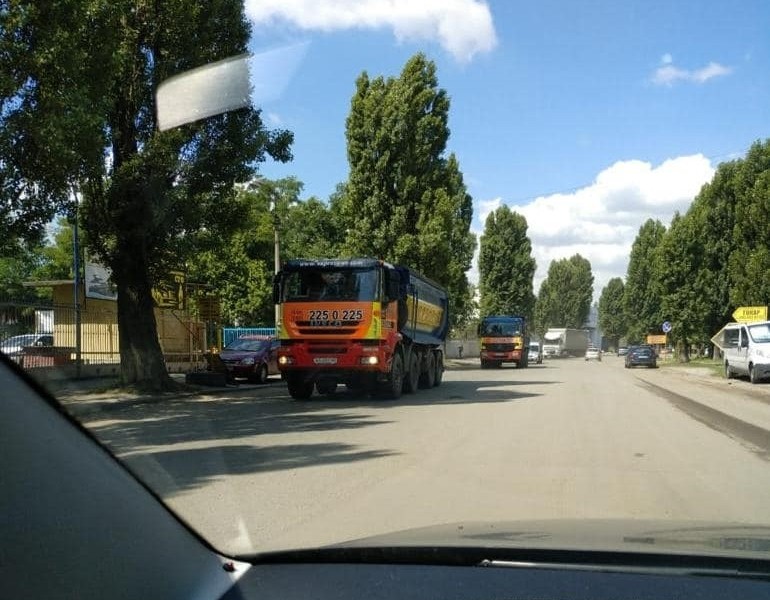 Вибірковість правоохоронних органів: вантажівки з піском нищать дороги Києва