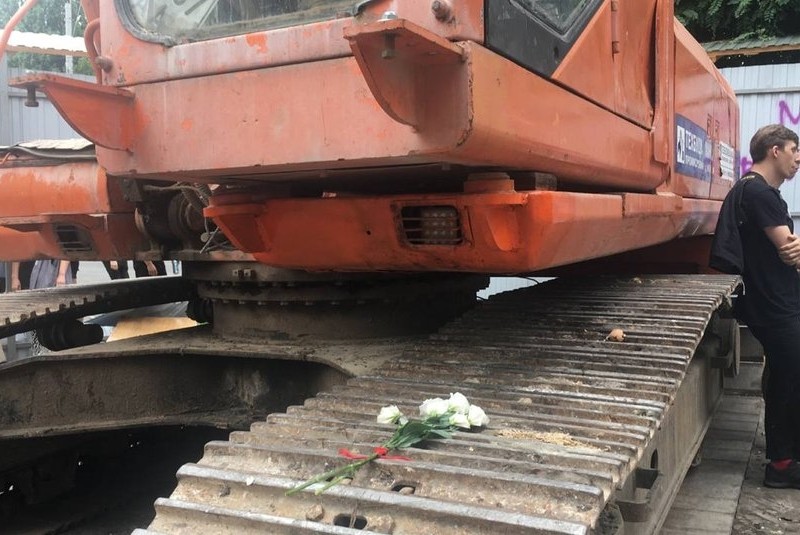 Демонтаж будівлі “Квіти України”: кияни зламали паркан та блокують роботу техніки
