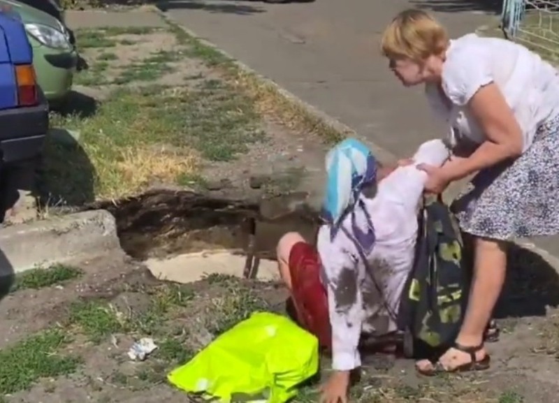 На Героїв Дніпра жінка провалилася в яму з окропом (ВІДЕО)