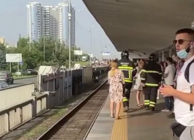 Пасажир, що впав на рейки в метро, загинув. Рух поїздів відновлено