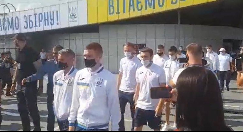 Вболівальники скандують “Шева!”, а Шева – “Слава Україні!”. Українську збірну зустріли у Борисполі (ВІДЕО)