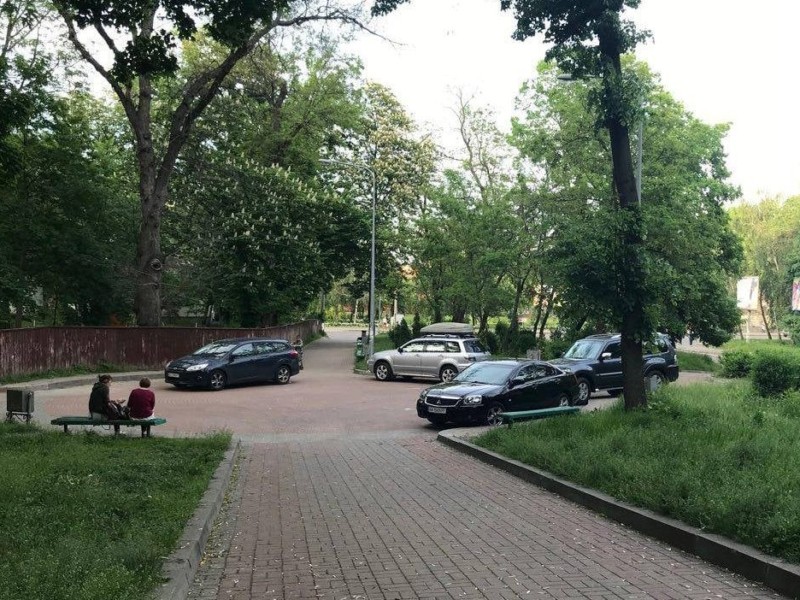 В парку на Куренівці масово паркують автівки. Мешканці обурені (ФОТО)