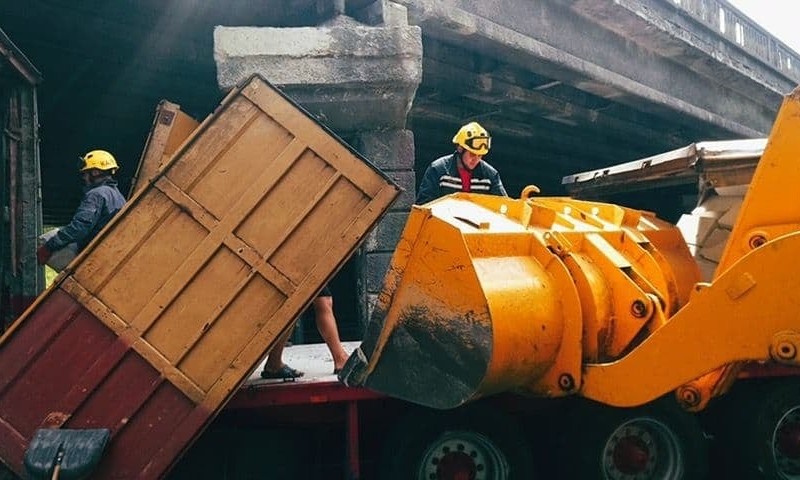 На Берестейській прибрали понівечену вантажівку та 20 тонн газоблоків
