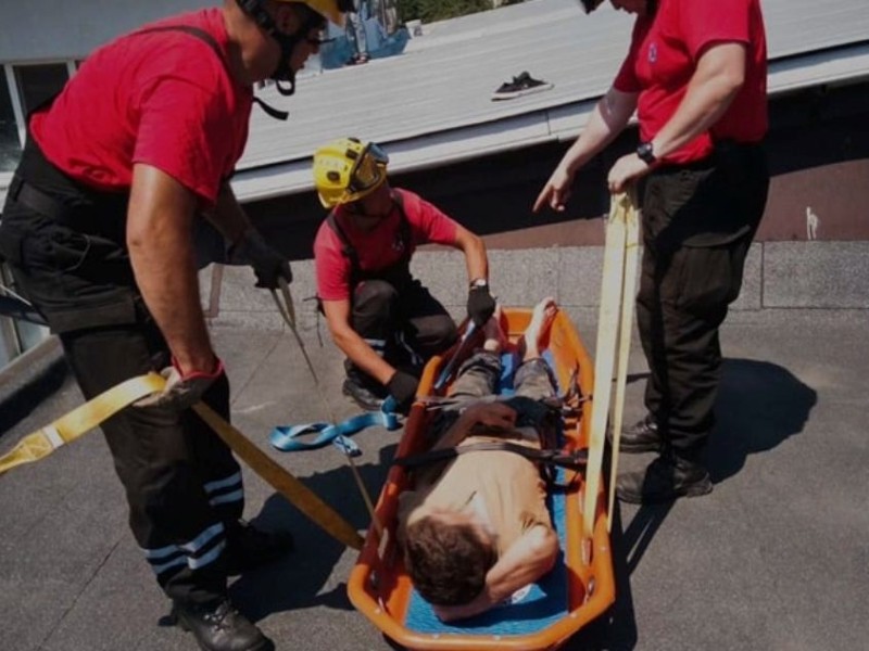 Пекельний ремонт: чоловік отримав опіки ніг на даху та не зміг спуститися (ФОТО)