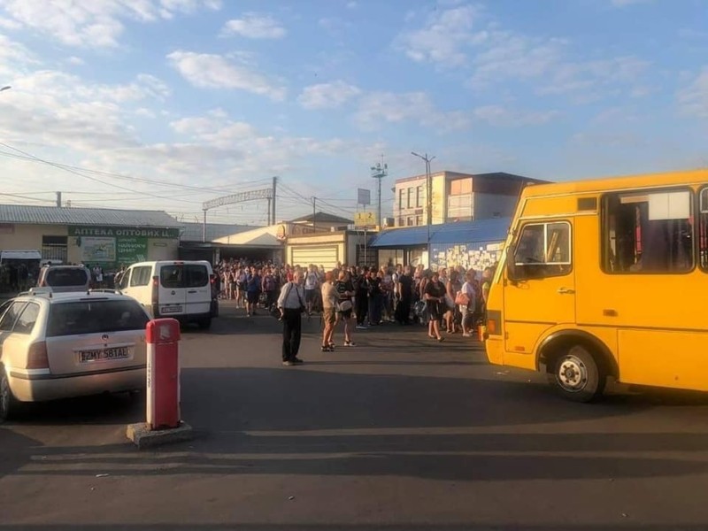 Черги на маршрутки по 300 людей і таксі по 1500 грн – наслідки аварії на залізниці під Києвом
