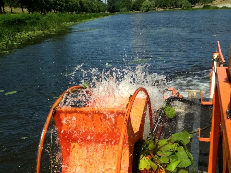 У Русанівському каналі “хазяйнує” водний комбайн (ФОТО)