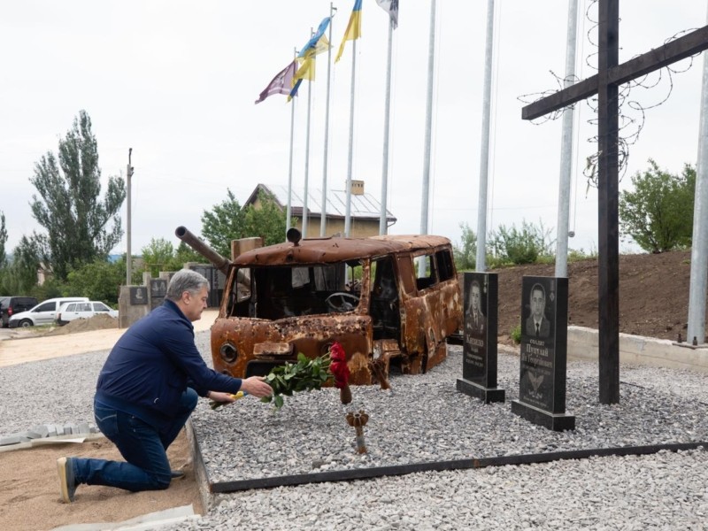 Петро Порошенко вшанував пам’ять загиблих під час звільнення Авдіївки
