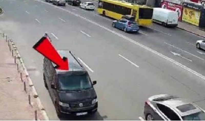 У Києві авто без водія перетнуло шість смуг автомагістралі (ВІДЕО)