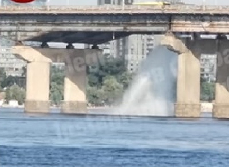З мосту Патона хлеще водоспад: що трапилось (ВІДЕО)