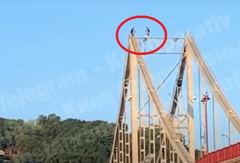 Пригоди електросамокатів в Києві – хлопець покатався на вершині Пішохідного моста
