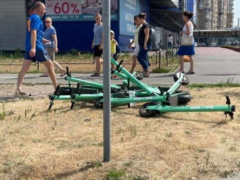 Повстання пішоходів. У Києві біля тротуару зробили звалище електросамокатів (ФОТО)