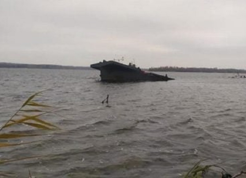 Дніпром дрейфує некерована гігантська баржа (ВІДЕО)