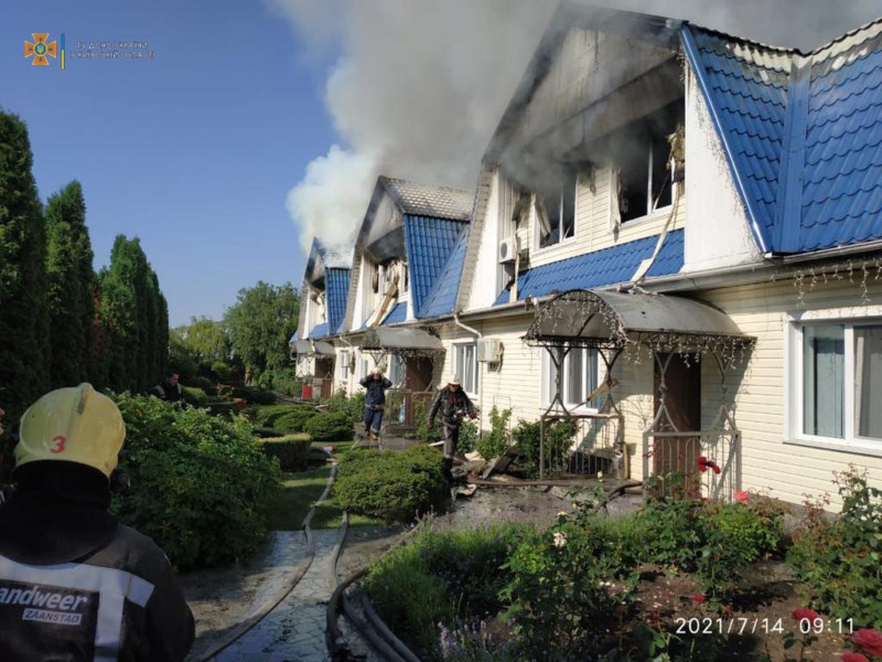 На Київщині страшна пожежа. Горить підприємство (ФОТО, ВІДЕО)