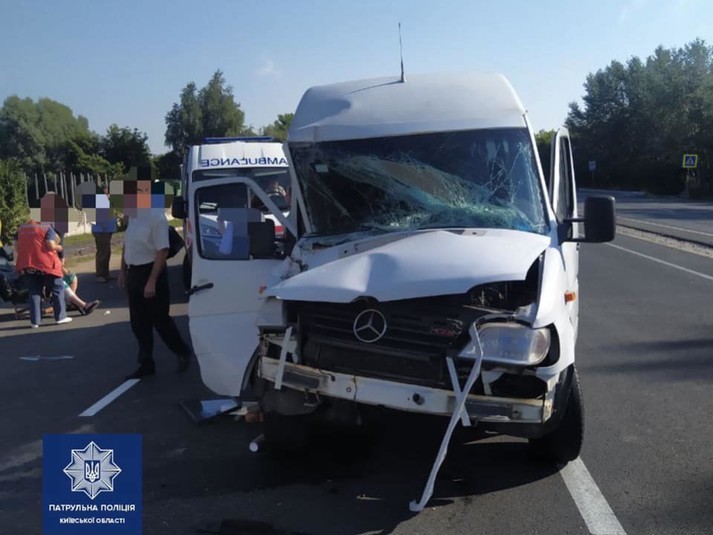 Зім’яло в металобрухт. Під Києвом пасажирський “Спринтер” влетів у фуру (ФОТО)