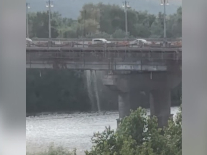 На мосту Патона знову утворився водоспад (ВІДЕО)
