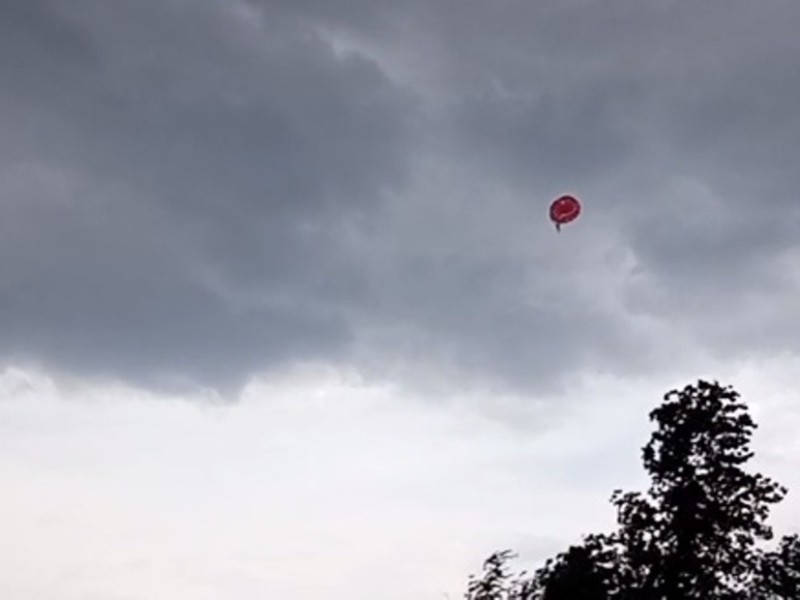 У Києві перекинувся катер, що тягнув парашут з людиною – що з чоловіком (ВІДЕО)