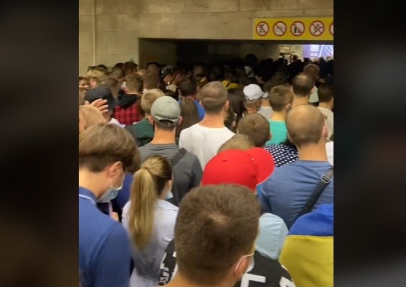 Відео дня. Вболівальники у величезній черзі в метро співають “Червону руту”