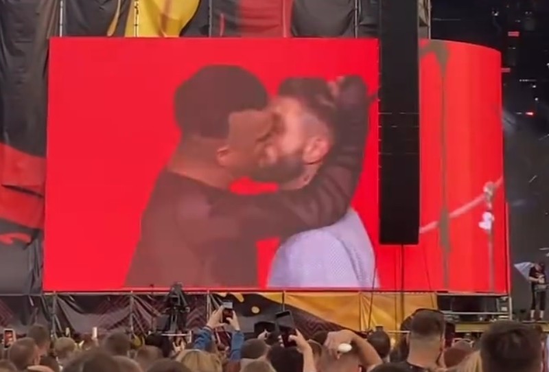 Melovin поцілував хлопця на сцені Atlas Weekend – це вирізали з ефіру (ВІДЕО)