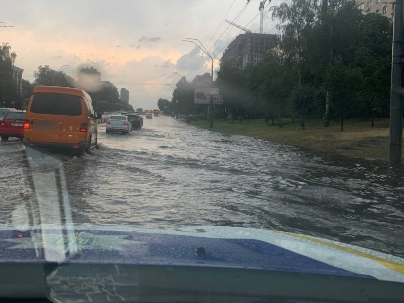 Затоплені вулиці і повалені дерева – столичний транспорт курсує без дотримання розкладу