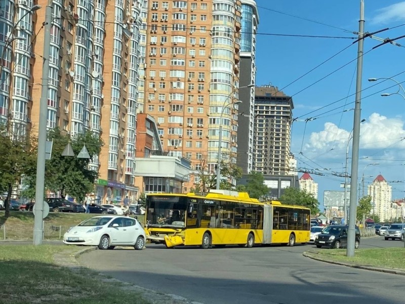 На Оболоні тролейбус в’їхав в електрокар (ФОТО)