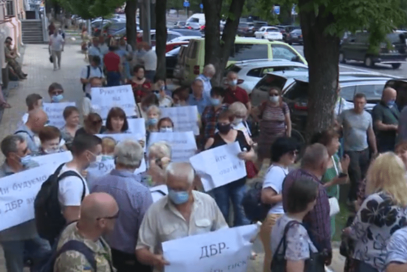 Ветерани, активісти та волонтери прийшли під Печерський суд підтримати генерала Павловського