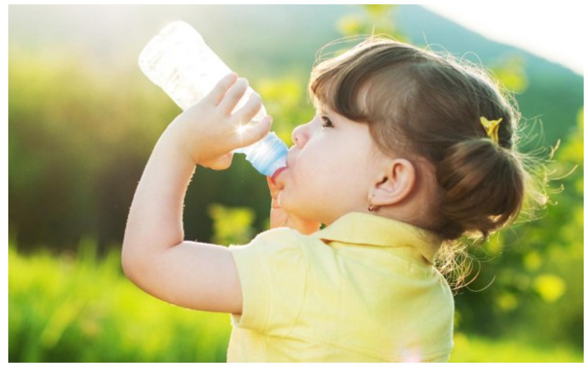 Младенцы пьют воду. Ребенок пьет воду. Лето жара дети. Ребенок летом в жару. Ребёнок пьёт воду лето.