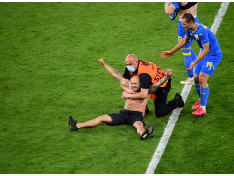 Що не показало ТБ: український уболівальник вибіг на поле після матчу Євро-2020 зі Швецією (ВІДЕО,ФОТО)