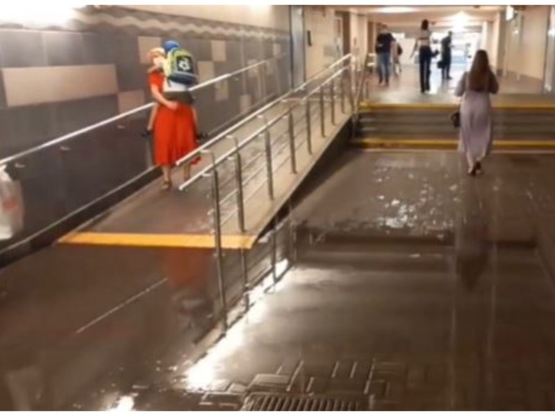Пороблено Голосієву: в переході на станції метро “Іподром” заливає за комір (ВІДЕО)