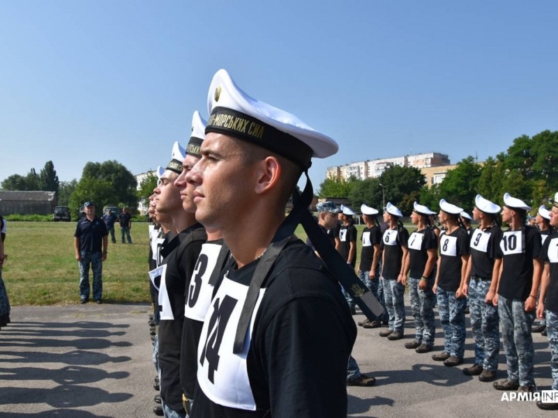Ати-бати, йдемо тренувати: як на Київщині моряки й авіатори карбують «парадний» крок (ФОТО)