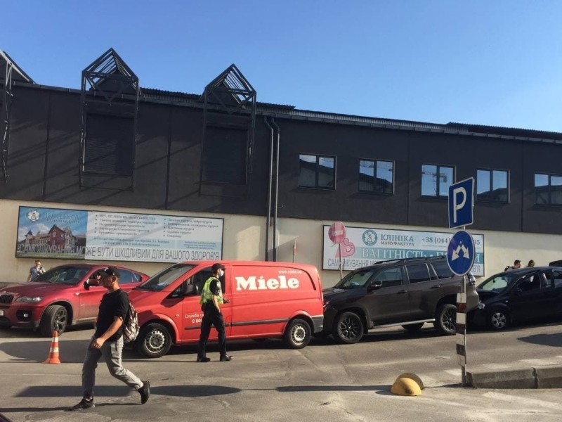 На парковці супермаркету в Києві зіткнулися відразу чотири авто (ФОТО)
