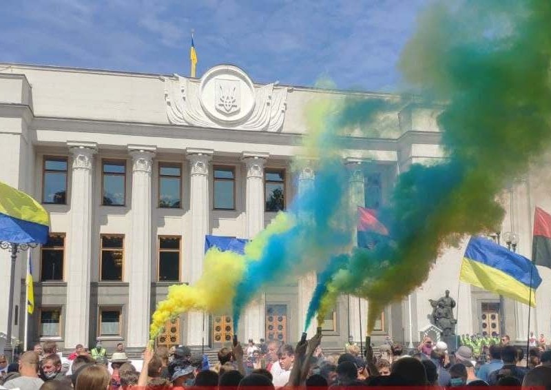 Українців топити не потрібно: під Радою вимагають відставки глави РНБО (ФОТО, ВІДЕО)