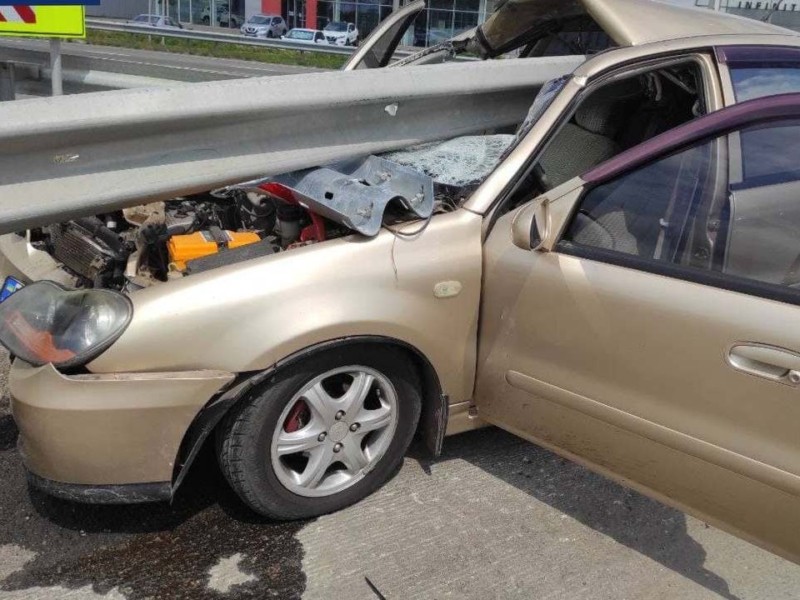 Закривавлена автівка біля Борисполя: відбійник наскрізь прошив машину (ФОТО)