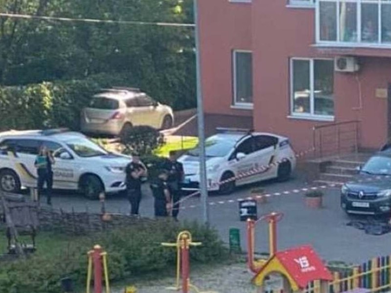 Одразу дві дівчини випали сьогодні з вікон у Києві (ФОТО)