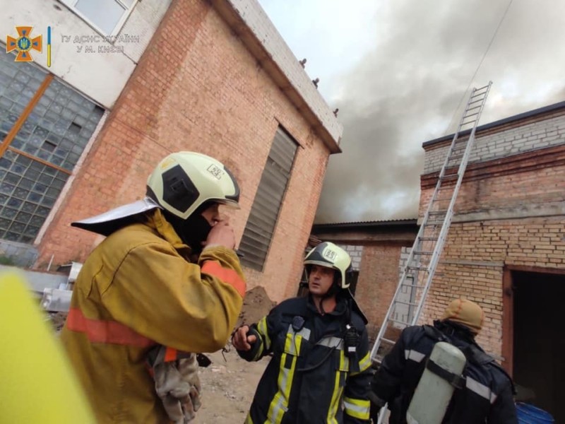 На Куренівці масштабна пожежа: палають склади на площі 1200 кв. м